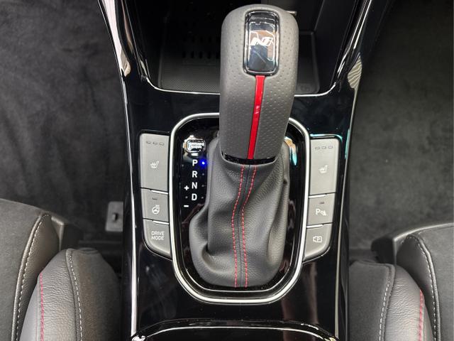 Hyundai / i30 / Weiß / / / DCT ACC NAVI RFK WP 