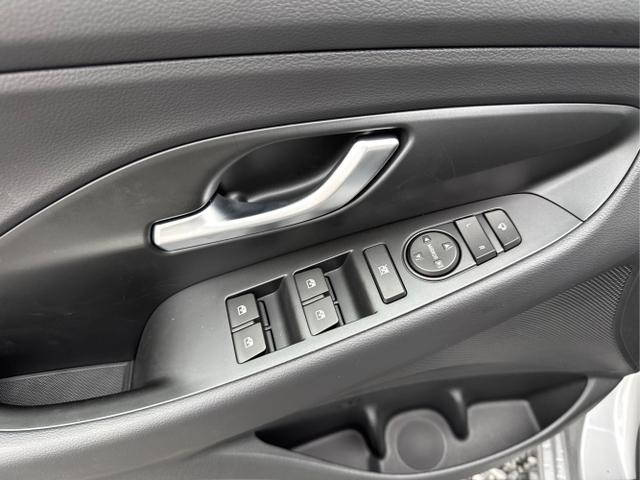 Hyundai / i30 / Silber / / / EDITION SHZ NAVI ALU LED RFK PDC