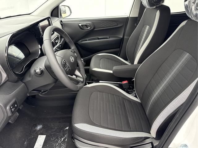 Hyundai / i10 / Weiß / / / AUT NAVI SHZ TEMPOMAT 