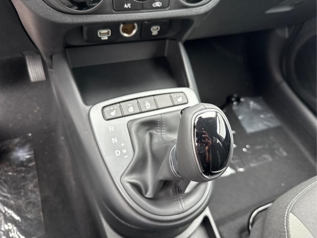 Hyundai / i10 / Weiß / / / AUT NAVI SHZ TEMPOMAT 
