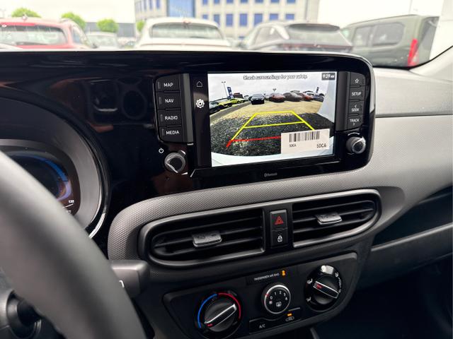 Hyundai / i10 / Weiß / / / AUT NAVI SHZ TEMPOMAT 