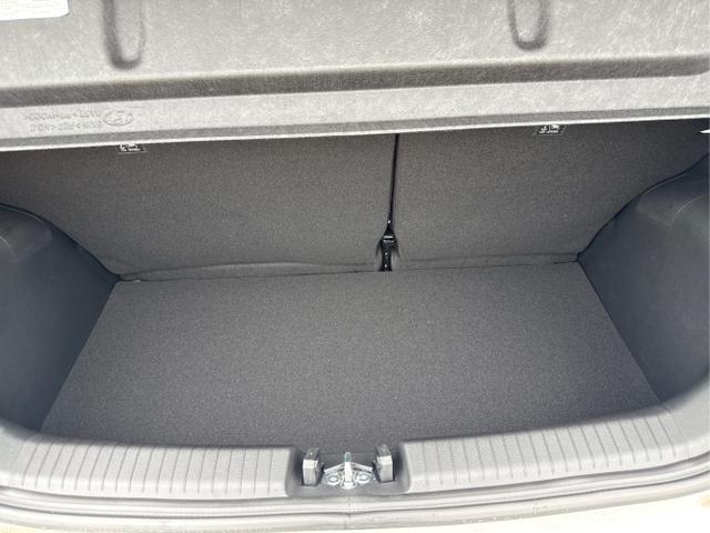 Hyundai / i10 / Weiß / / / AUT NAVI SHZ TEMPOMAT 