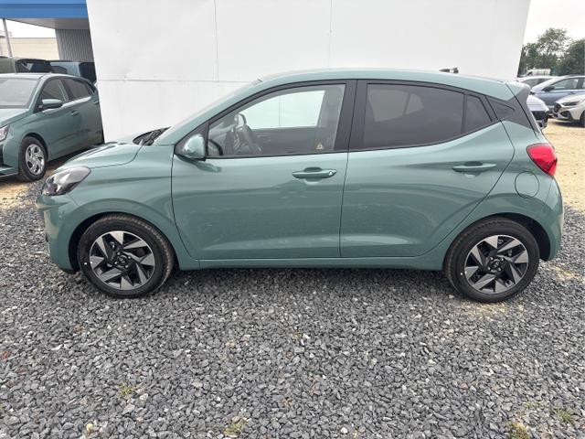 Hyundai / i10 / Grün / / / AUT NAVI SHZ TEMPOMAT 