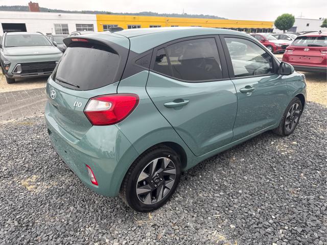 Hyundai / i10 / Grün / / / AUT NAVI SHZ TEMPOMAT 