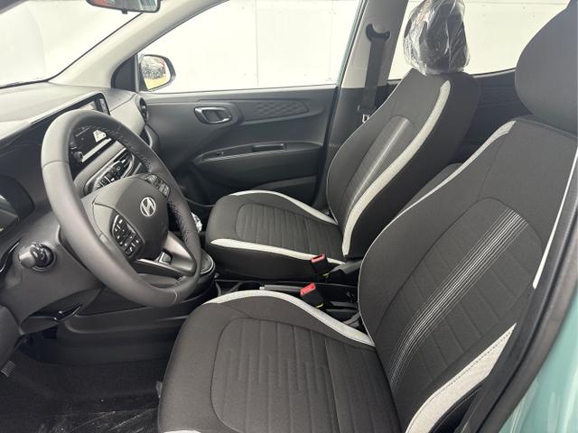 Hyundai / i10 / Grün / / / AUT NAVI SHZ TEMPOMAT 