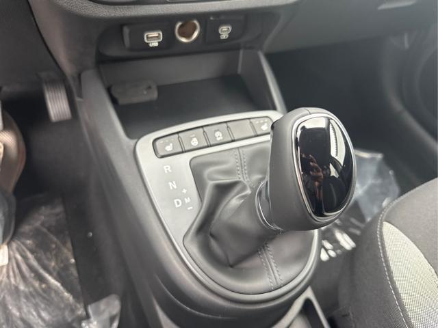 Hyundai / i10 / Grün / / / AUT NAVI SHZ TEMPOMAT 