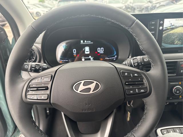 Hyundai / i10 / Grün / / / AUT NAVI SHZ TEMPOMAT 