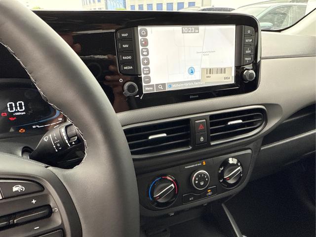 Hyundai / i10 / Grün / / / AUT NAVI SHZ TEMPOMAT 