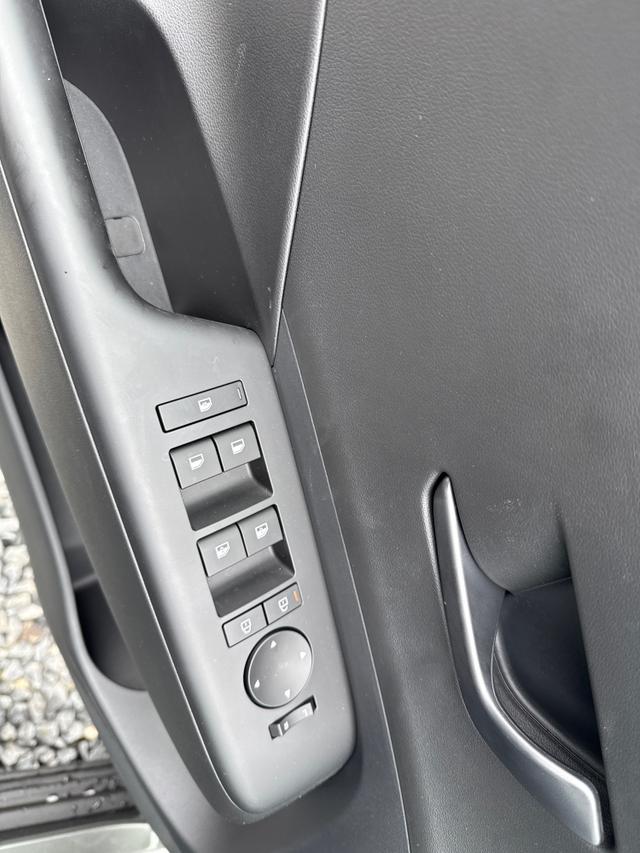 Hyundai / KONA / Grau / / / NAVI KLIMAAUTOMATIK PDC v+h RFK