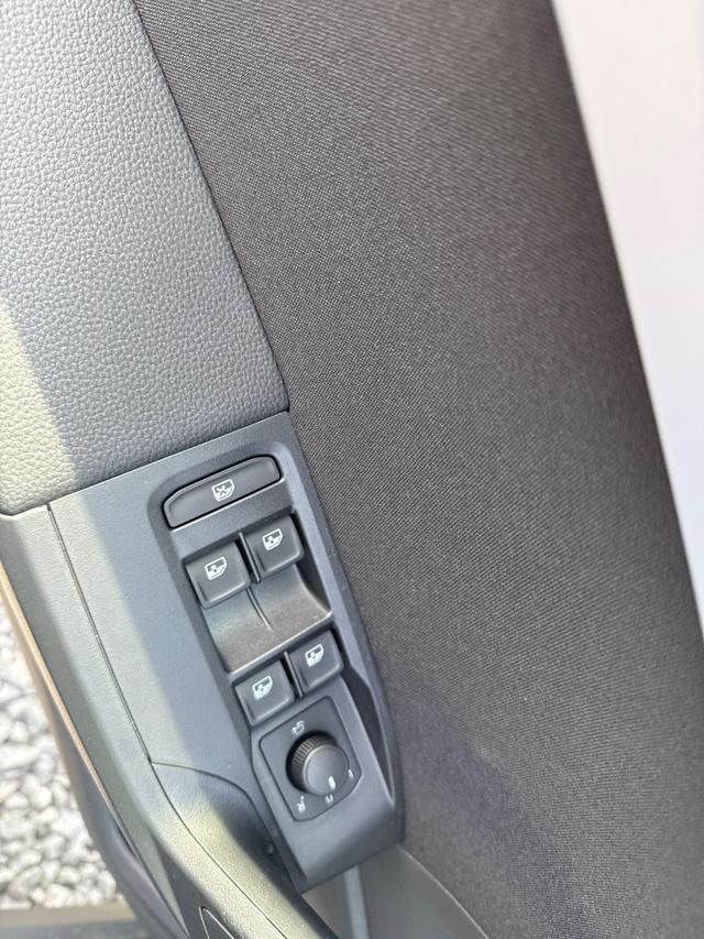 Seat / Arona / Grau / / / NAVI SHZ VOLL LED RFK PDC v+h 18ALU 