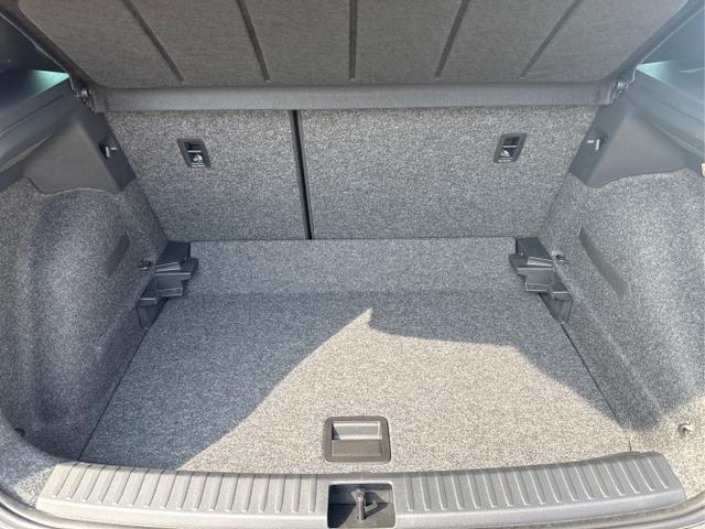 Seat / Arona / Grau / / / NAVI SHZ VOLL LED RFK PDC v+h 18ALU 