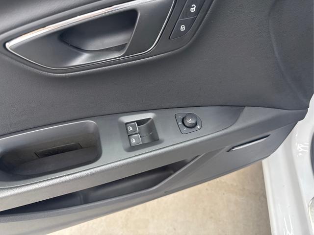 Seat / Leon / Weiß / / / 1.4 TSI DSG NAVI LED TEMPOMAT SHZ