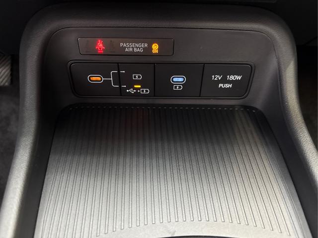 Hyundai / KONA / Schwarz / / / NAVI KLIMAAUTOMATIK PDC v+h RFK