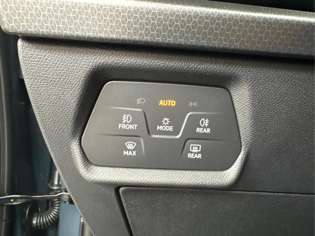 Seat / Leon / Blau / / / 1.5 TSI SHZ ACC RFK PDC 