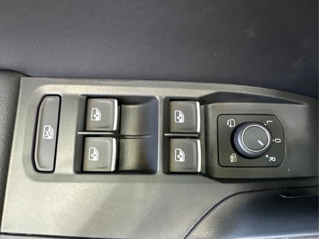 Seat / Leon / Schwarz / / / 1.5 TSI MATRIX NAVI SHZ RFK KESSY