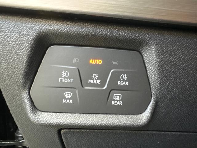 Seat / Leon / Schwarz / / / 1.5 TSI MATRIX NAVI SHZ RFK KESSY