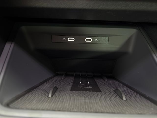 Seat / Leon / Schwarz / / / 1.5 TSI MATRIX NAVI SHZ RFK KESSY