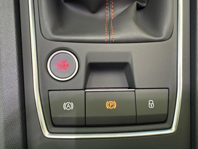 Seat / Leon / Schwarz / / / 1.5 TSI MATRIX NAVI SHZ RFK KESSY
