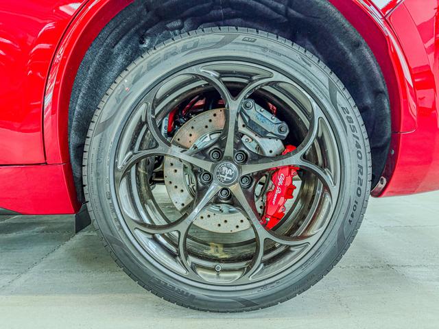Alfa Romeo Stelvio QUADRIFOGLIO VERDE AKRAPOVIC Technologie-Paket 