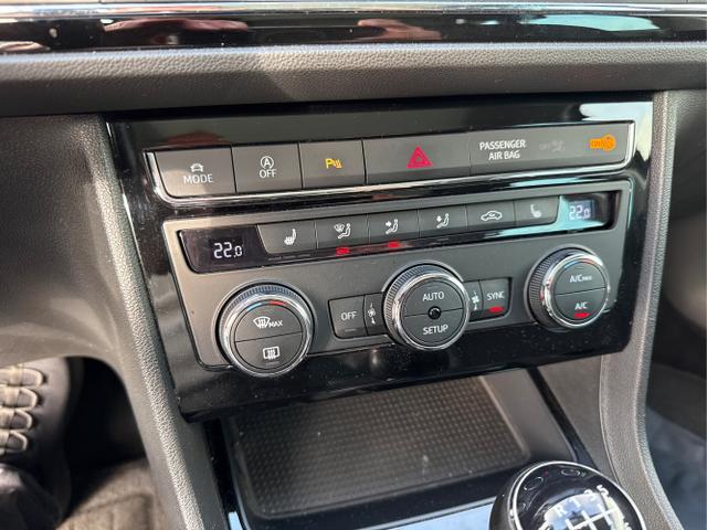 Seat / Leon / Schwarz / / / NAVI PANO SHZ