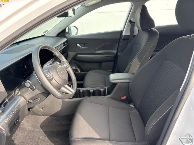 Hyundai / KONA / Weiß / / / DCT 198PS NAVI SHZ ACC PDC v+h 