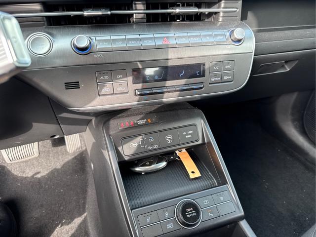 Hyundai / KONA / Weiß / / / DCT 198PS NAVI SHZ ACC PDC v+h 