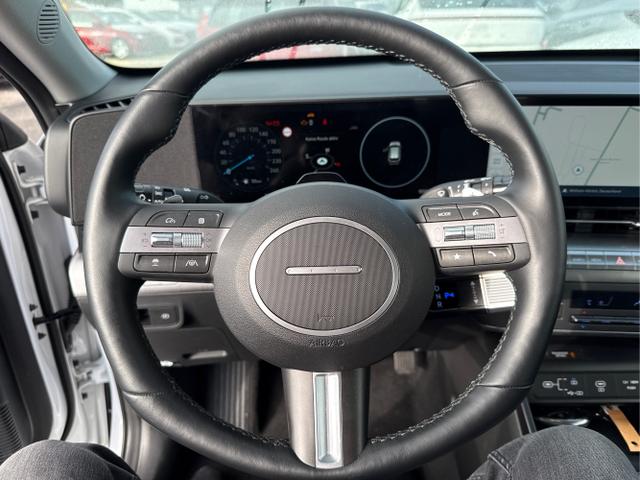 Hyundai / KONA / Weiß / / / DCT 198PS NAVI SHZ ACC PDC v+h 