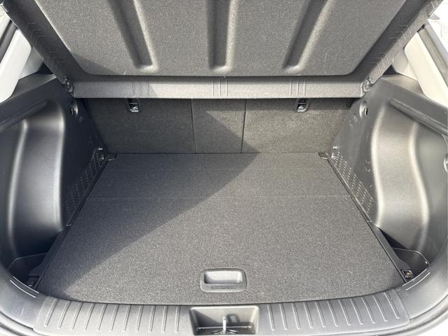 Hyundai / KONA / Weiß / / / DCT 198PS NAVI SHZ ACC PDC v+h 