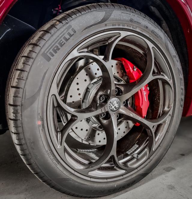 Alfa Romeo Stelvio QUADRIFOGLIO VERDE AKRAPOVIC Technologie-Paket 