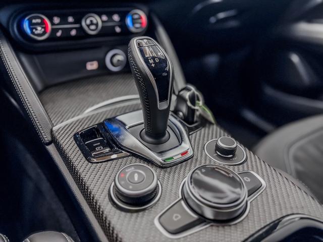 Alfa Romeo Stelvio QUADRIFOGLIO VERDE AKRAPOVIC Technologie-Paket 