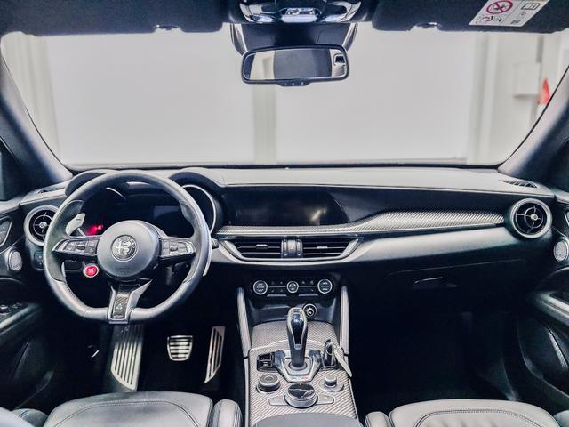 Alfa Romeo Stelvio QUADRIFOGLIO VERDE AKRAPOVIC Technologie-Paket 
