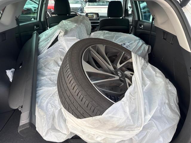 Hyundai TUCSON PREMIUM 4WD NAVI SHZ v+h 360 KRELL RFK PDC LED 