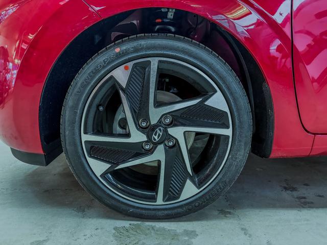 Hyundai i10 PREMIUM AUT SHZ SMART KEY KLIMAAUTOMATIK AMBIENTE ALU RFK PDC NAVI 