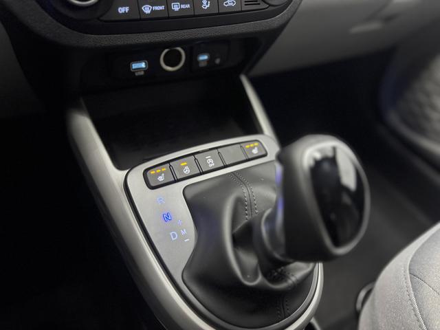 Hyundai i10 PREMIUM AUT SHZ KLIMAAUTOMATIK AMBIENTE ALU RFK PDC NAVI 