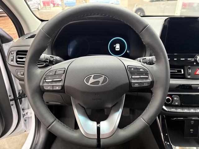 Hyundai i30 Kombi STYLE EDITION NAVI SHZ KLIMAAUTOMATIK RFK LED PDC v+h 