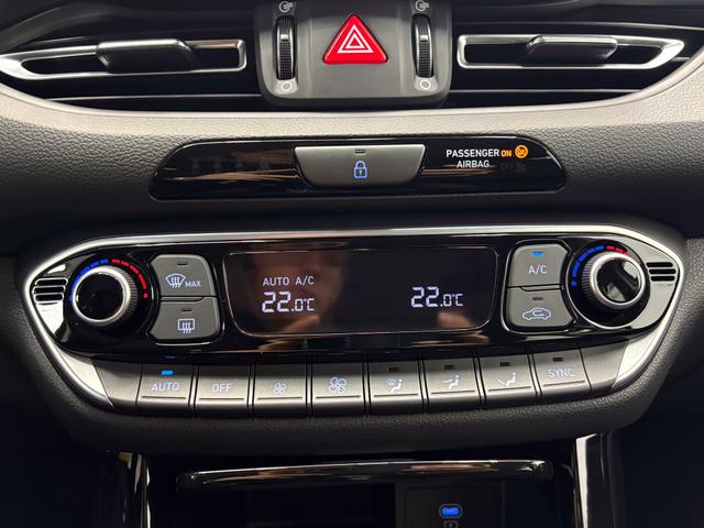 Hyundai i30 Kombi STYLE EDITION NAVI SHZ KLIMAAUTOMATIK RFK LED PDC v+h 