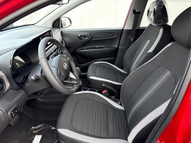 Hyundai / i10 / Rot / / / AUT NAVI SHZ RFK TEMPOMAT 