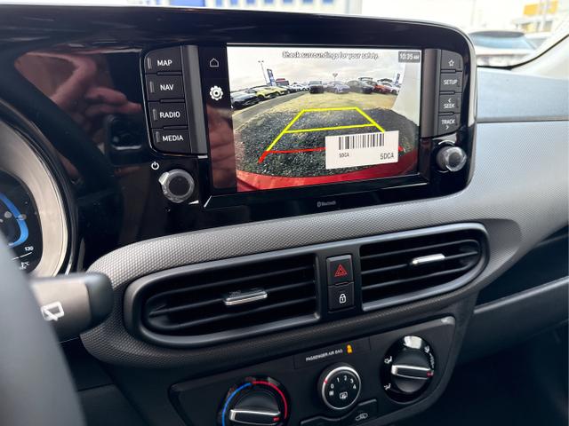 Hyundai / i10 / Rot / / / AUT NAVI SHZ RFK TEMPOMAT 