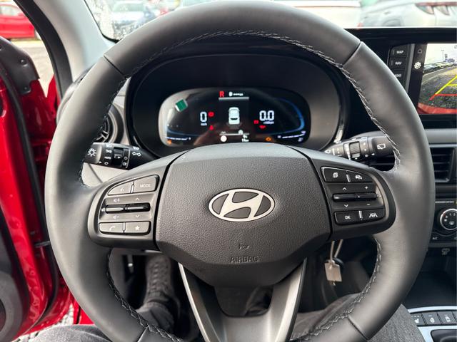 Hyundai / i10 / Rot / / / AUT NAVI SHZ RFK TEMPOMAT 