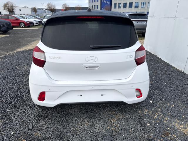 Hyundai / i10 / Wei&szlig; / / / AUT SHZ SMART KEY KLIMAAUTOMATIK AMBIENTE ALU RFK PDC NAVI 