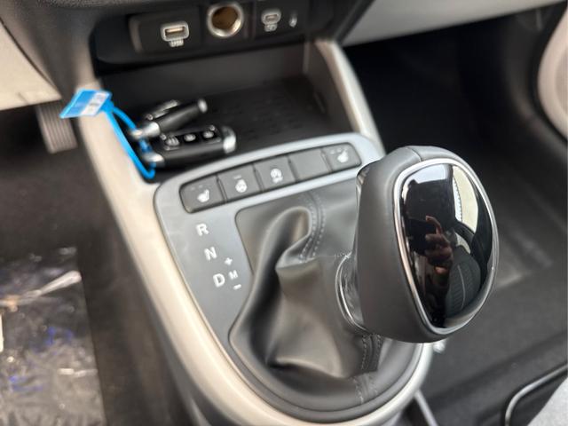 Hyundai / i10 / Wei&szlig; / / / AUT SHZ SMART KEY KLIMAAUTOMATIK AMBIENTE ALU RFK PDC NAVI 