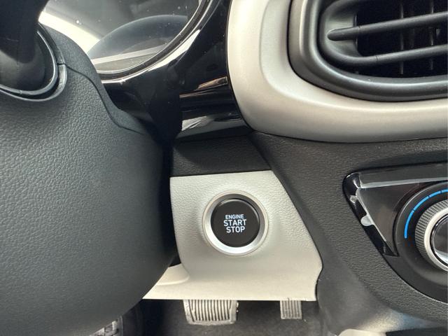 Hyundai / i10 / Wei&szlig; / / / AUT SHZ SMART KEY KLIMAAUTOMATIK AMBIENTE ALU RFK PDC NAVI 