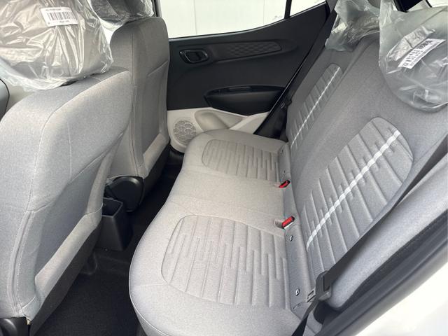 Hyundai / i10 / Wei&szlig; / / / AUT SHZ SMART KEY KLIMAAUTOMATIK AMBIENTE ALU RFK PDC NAVI 