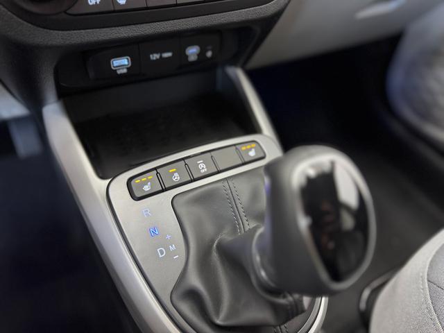 Hyundai i10 PREMIUM AUT SHZ KLIMAAUTOMATIK AMBIENTE ALU RFK PDC NAVI 