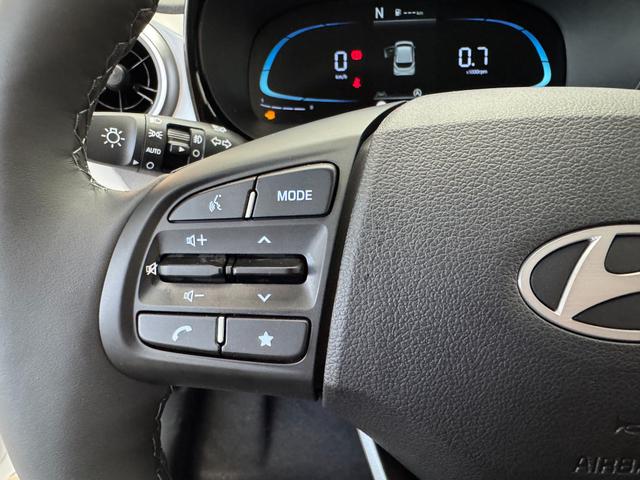 Hyundai i10 PREMIUM AUT SHZ KLIMAAUTOMATIK AMBIENTE ALU RFK PDC NAVI 