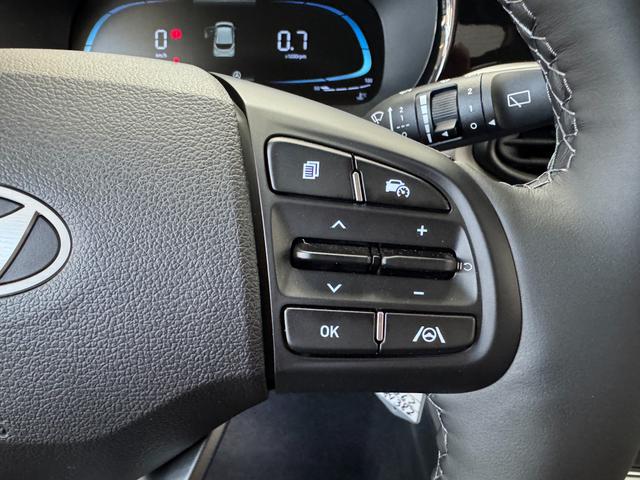 Hyundai i10 PREMIUM AUT SHZ KLIMAAUTOMATIK AMBIENTE ALU RFK PDC NAVI 