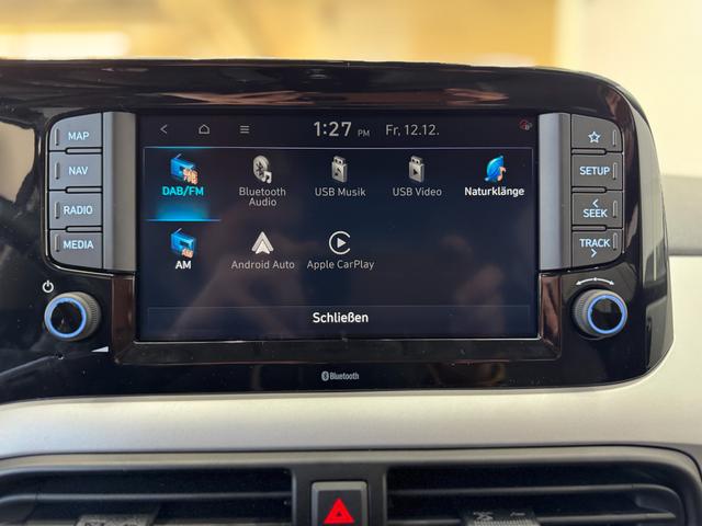 Hyundai i10 PREMIUM AUT SHZ KLIMAAUTOMATIK AMBIENTE ALU RFK PDC NAVI 