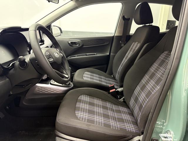 Hyundai i10 PREMIUM AUT SHZ KLIMAAUTOMATIK AMBIENTE ALU RFK PDC NAVI 