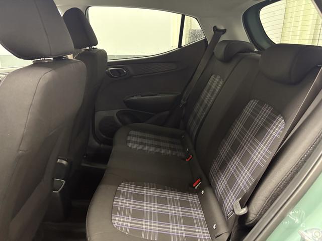 Hyundai i10 PREMIUM AUT SHZ KLIMAAUTOMATIK AMBIENTE ALU RFK PDC NAVI 