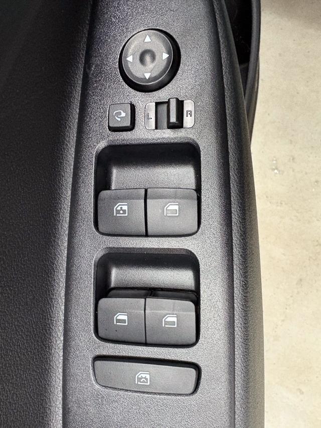 Hyundai i10 PREMIUM AUT SHZ KLIMAAUTOMATIK AMBIENTE ALU RFK PDC NAVI 